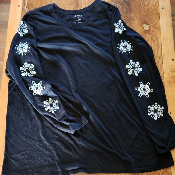 Skeleton Snowflake Slim Fit long-sleeved Tee by Torrid size 2 - Picture 3 of 7